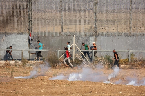 Des bombes lacrymogènes sont tirées par les forces de sécurité israéliennes à la frontière avec la bande de Gaza, le 21 août 2021.